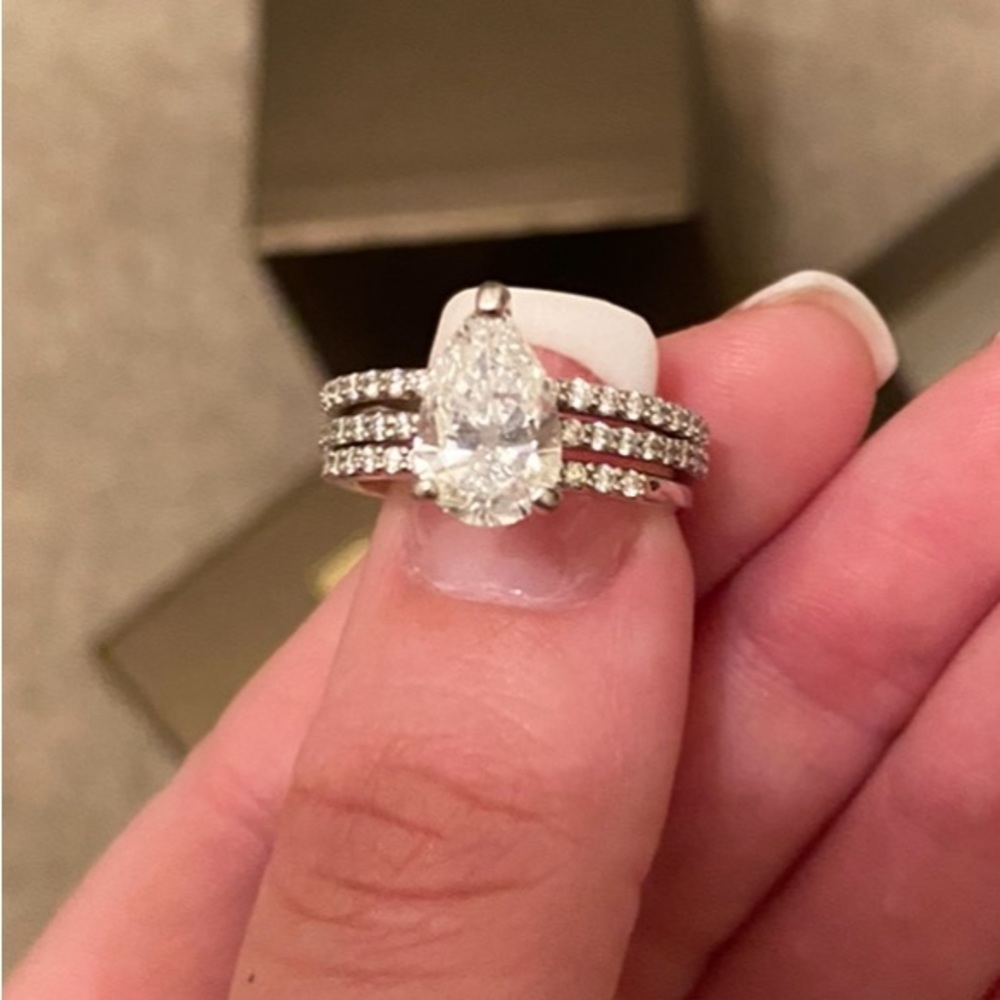 Pear Shaped Wedding Ring Set
